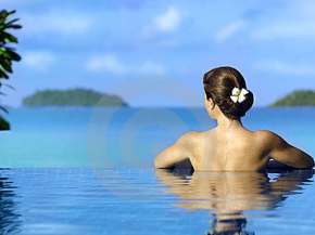 donna in piscina